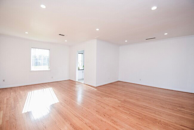 Building Photo - 5666 Overbrook Ln