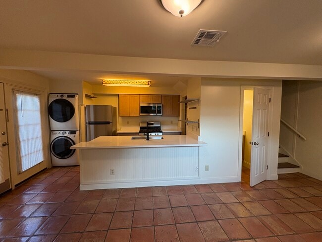 Building Photo - 1717 Upperline St