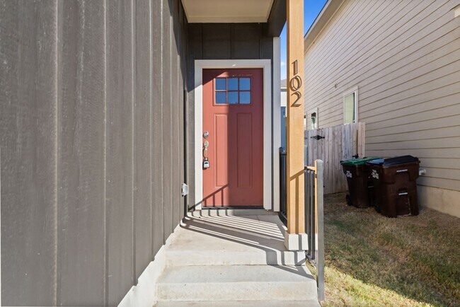 Building Photo - 7620 Magnolia Village