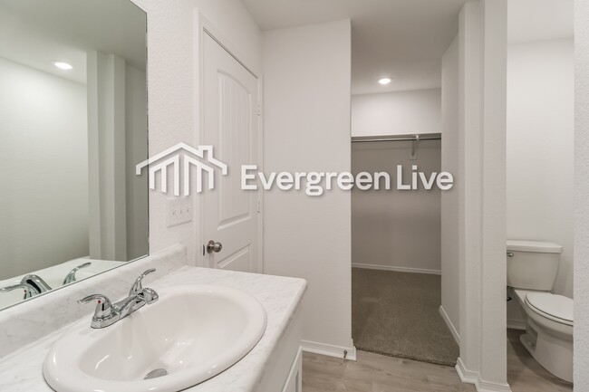 Building Photo - 32 10 Point Ln