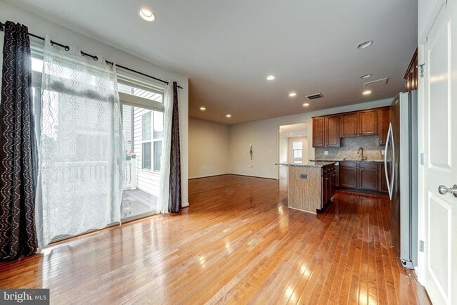Building Photo - 42541 Dreamweaver Dr