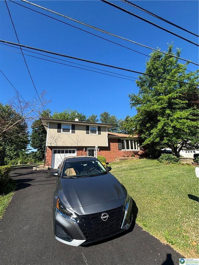 Building Photo - 3200 Highland Dr