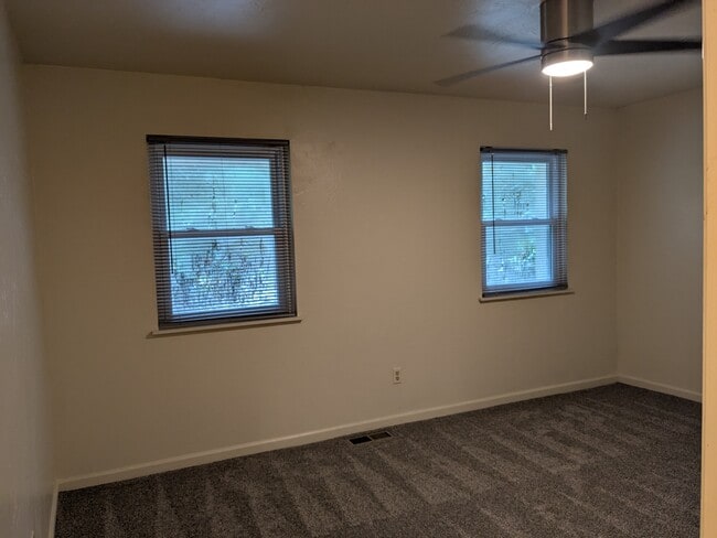 Building Photo - 562 Teal Ln