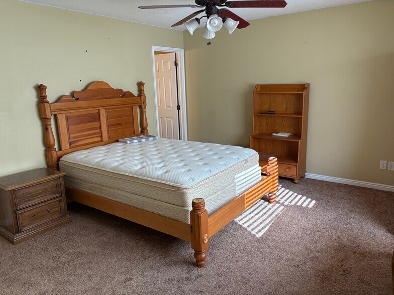 Bedroom with king bed - 1148 Northfield Rd