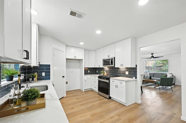 Building Photo - 6218 Everglade Rd