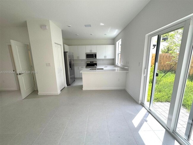 Building Photo - 2877 SE 24th Ct