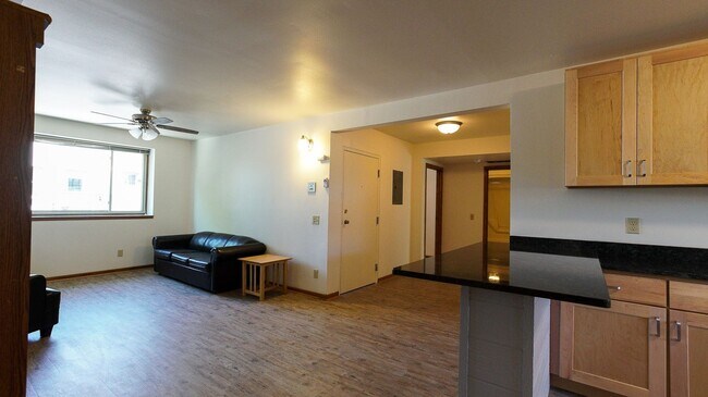 Building Photo - 415 N Henry St