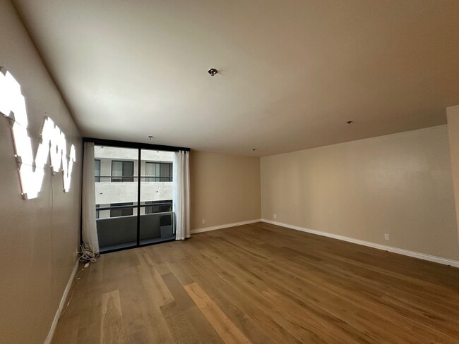 Building Photo - Extensively remodeled huge 1 bedroom/1.25 ...