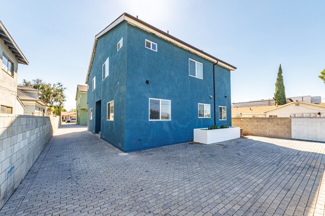 Building Photo - Now Leasing – $3,309 Effective Rent (True ...