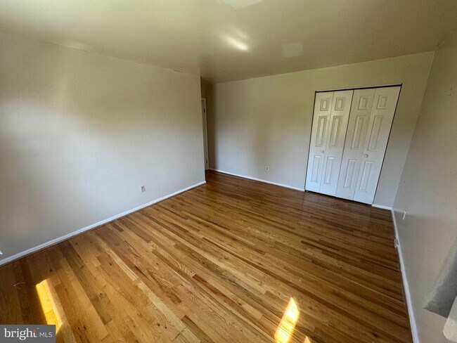 Building Photo - 901 Hillcrest Dr