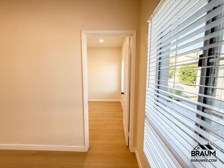 Building Photo - 11035 Moorpark St