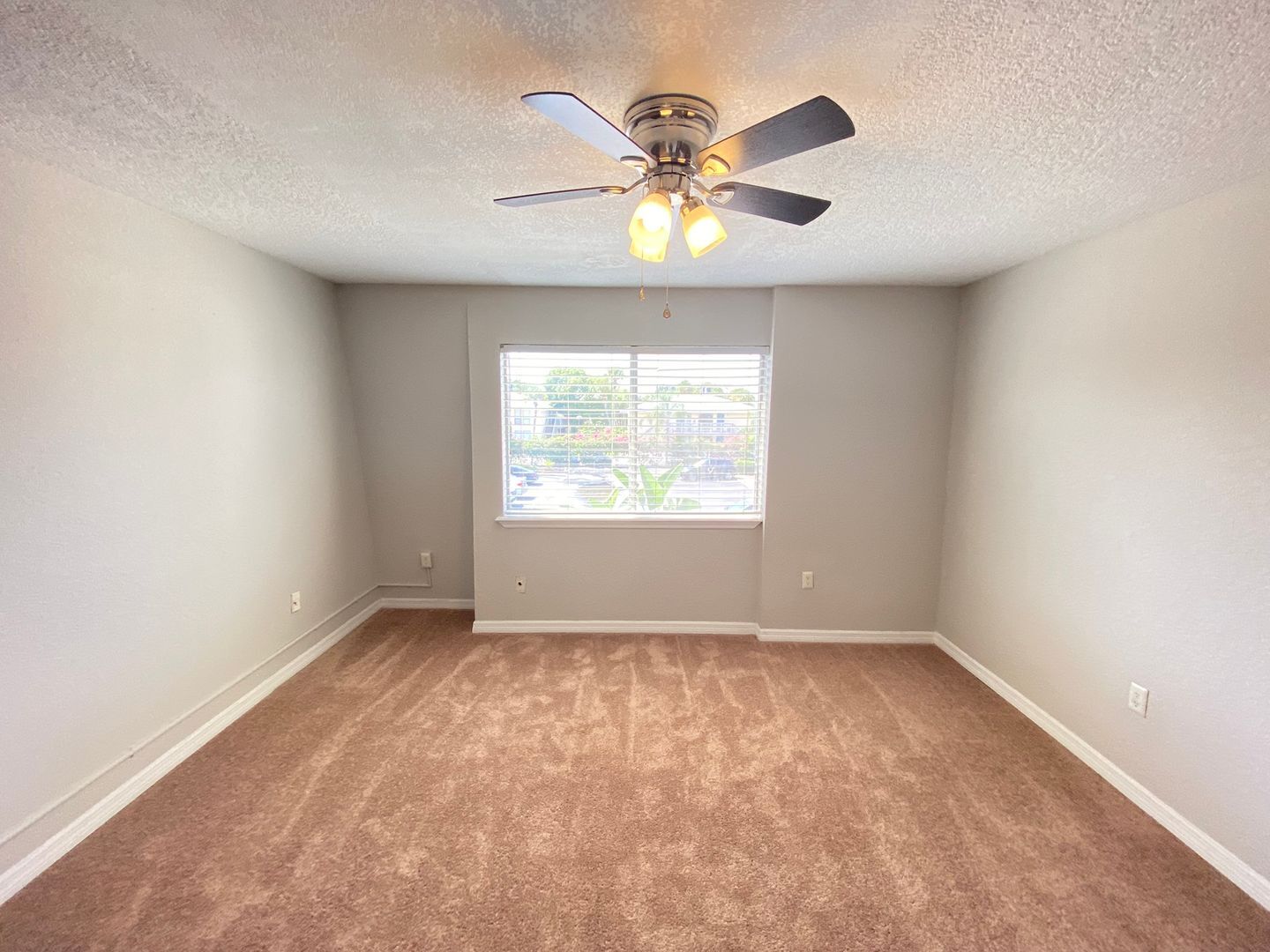 Building Photo - Beautiful 2/1.5 Condo in Orlando! New Carpet!