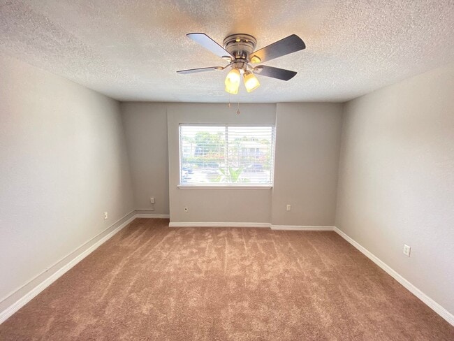 Building Photo - Beautiful 2/1.5 Condo in Orlando! New Carpet!