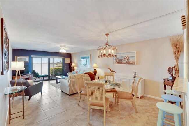 Building Photo - 7700 Sun Island Dr S