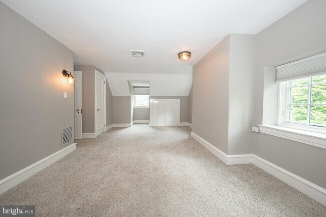 Building Photo - 101 E Brookhaven Rd