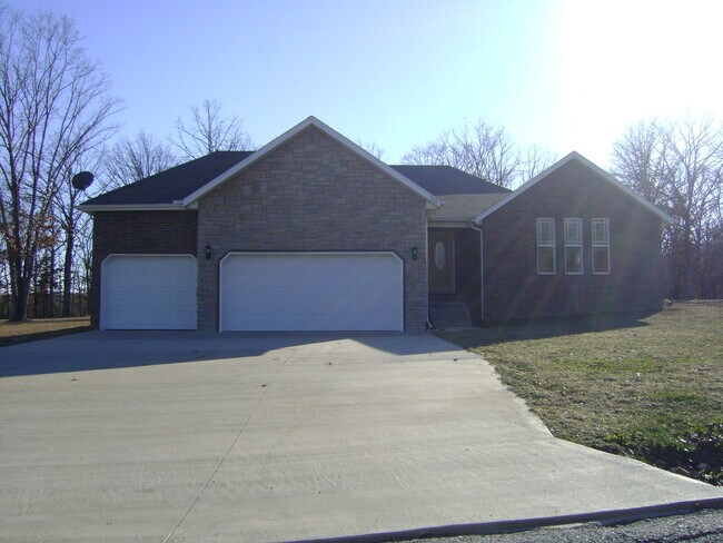 Building Photo - Over 2,000 sqft on one level