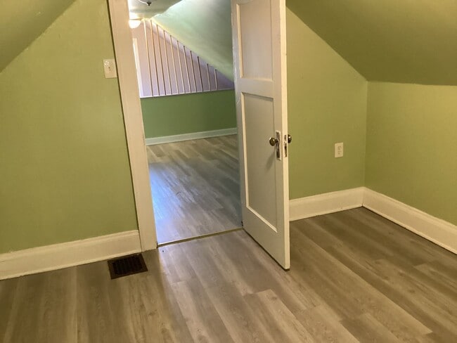 Building Photo - 2 BR Single Family in West Allis
