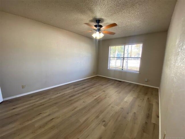 Building Photo - Jenks Schools! This 3 bedroom, 2 bath duplex is located at back of cul-de-sac