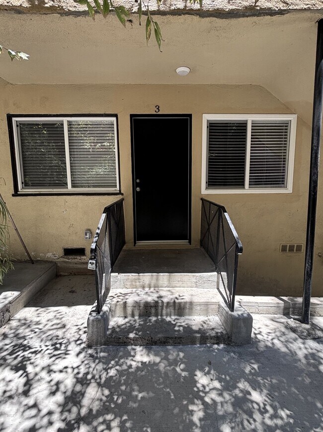Building Photo - 415 Loma Dr
