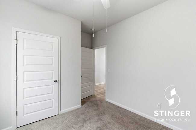 Building Photo - 548 Hideaway St