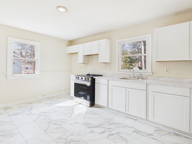 Building Photo - 954 Kingsway Rd