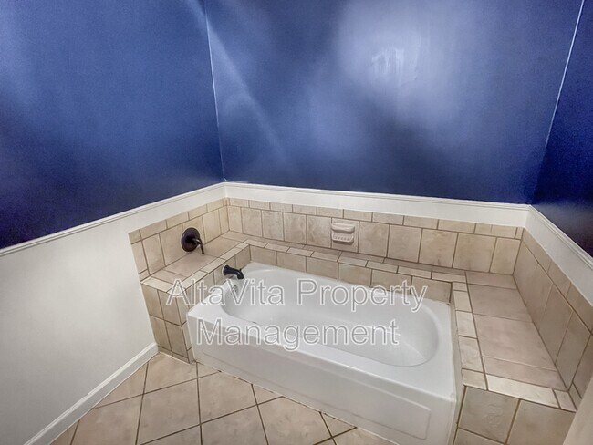 Building Photo - 4213 Avon Ct