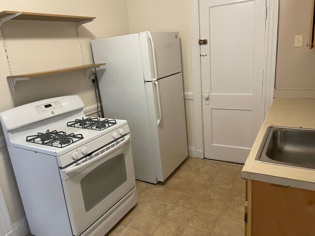 Building Photo - Renovated 1  bed , Sunny and Spacious, Utilities and laundry Inc Close to train 1 free Month