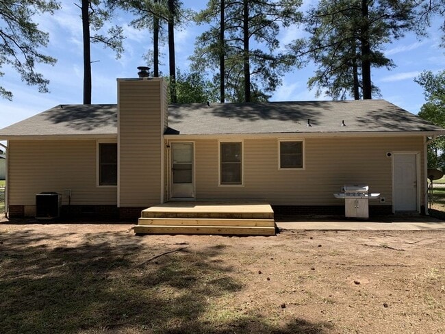 Building Photo - Charming 3 Bed, 2 Bath Home in Fayetteville