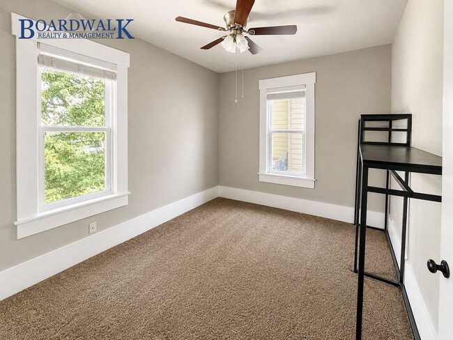 Building Photo - Cozy Private Bedroom in House Share
