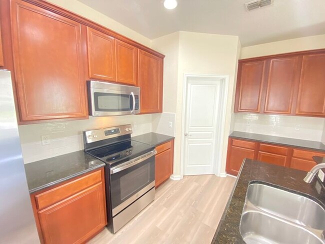 Building Photo - 12856 Salomon Cove Dr
