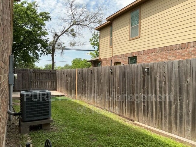 Building Photo - 215 N College St