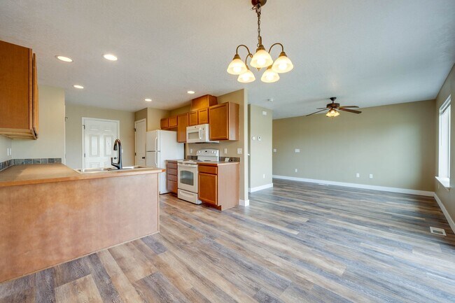 Building Photo - Charming Pullman Retreat with Space to Live and Entertain