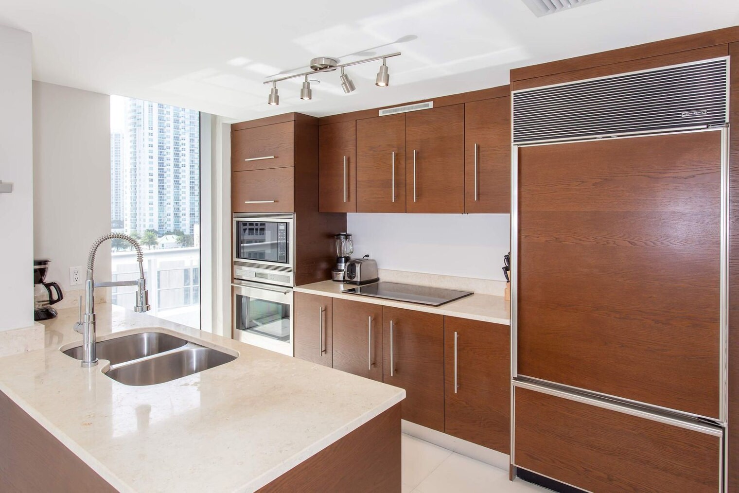 Building Photo - 485 Brickell Ave