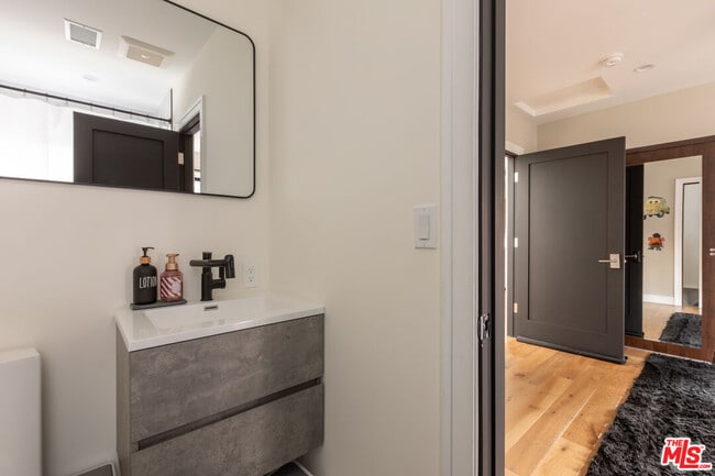 Building Photo - 1095 Chula Vista Pl