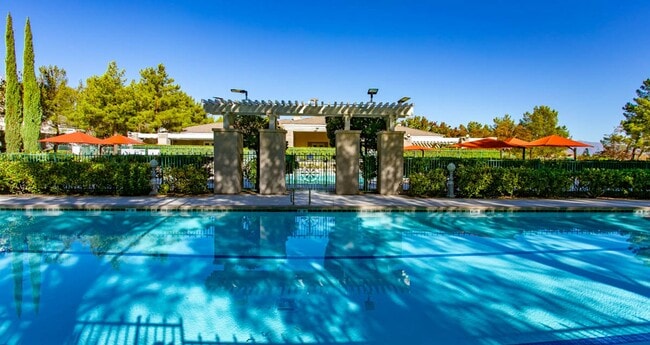 Building Photo - 4 Bedroom, Queens Ridge Guard Gated Commun...