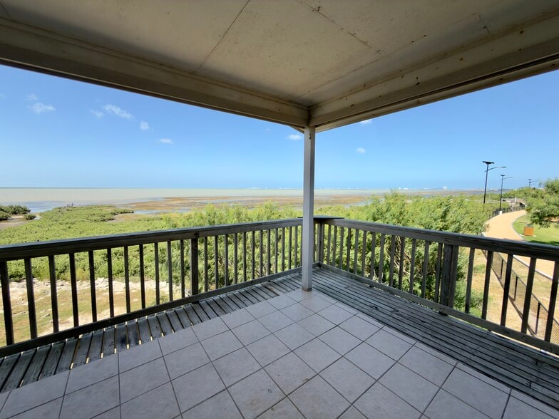 private balcony - 47975 Michigan Ave