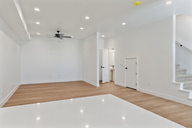 Building Photo - 1082 W Albertine Ln