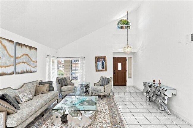 Building Photo - 421 Yellowstone Cir