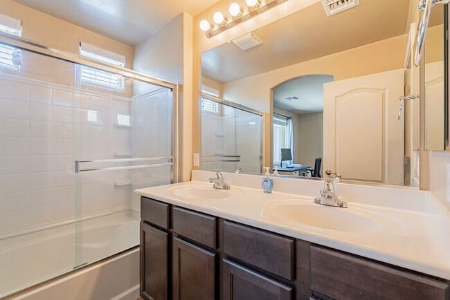 Building Photo - Spacious 3-Bed, 2.5-Bath Tucson Condo w/ G...