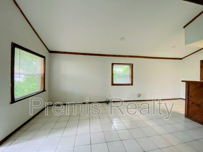 Building Photo - 2686 Sunset Dr
