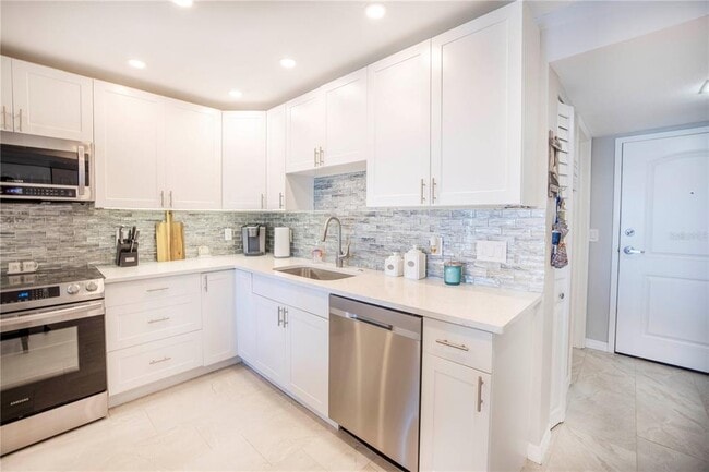 Building Photo - 7300 Sun Island Dr S