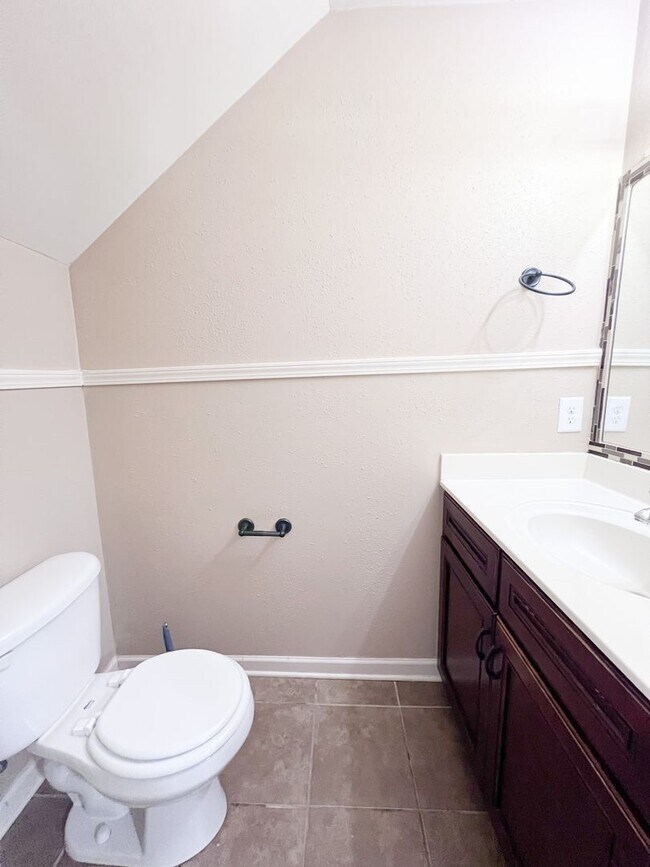 Building Photo - 2 Bedroom 1.5 Bath Townhome
