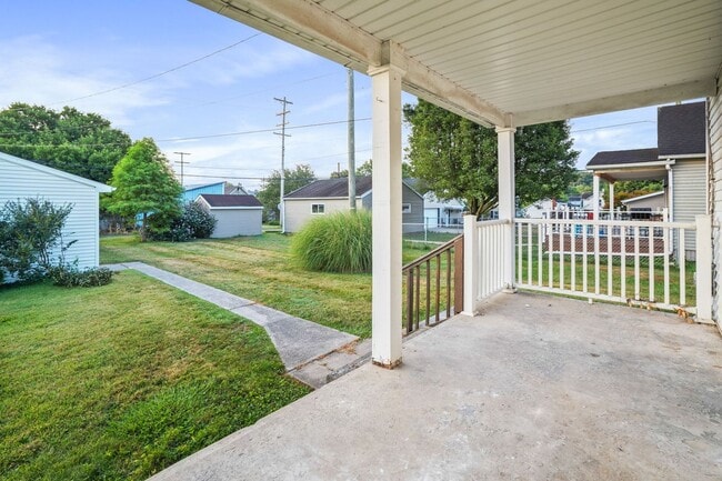 Building Photo - Beautiful Home with Large Two-Car Garage -...