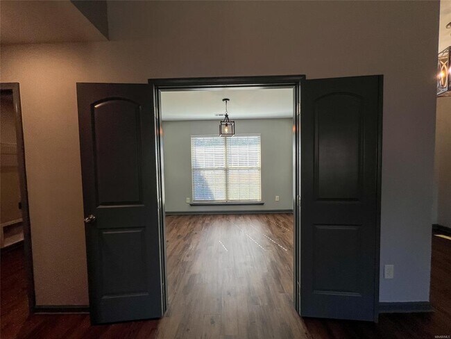 Building Photo - 583 Sunset Dr