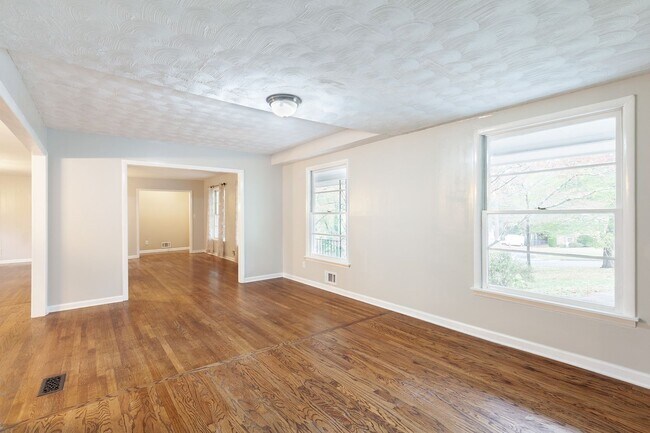 Building Photo - Very Spacious 4/3 w/ Finished Basement in Great Smyrna Location!