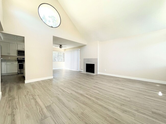 Building Photo - REMODELED Condo in Melrose Park!