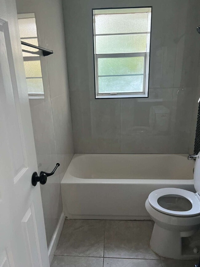 Building Photo - Updated 3/1 Home for Rent Close to Downtown Fort Myers Fun & Dining!