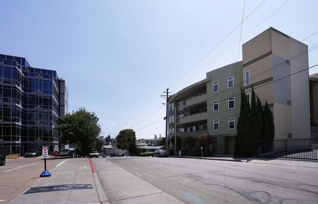 Building Photo - 371 30th St