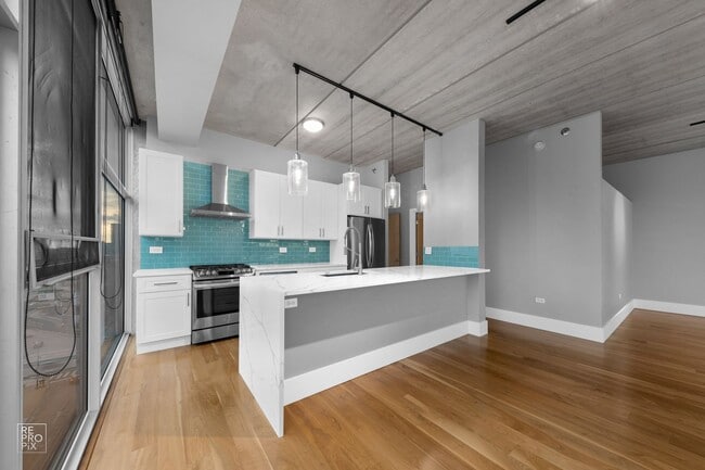 Building Photo - Amazing Views, Tons of Light and Space, an...