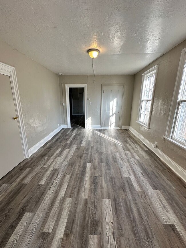 Building Photo - Spacious Single Family Home Ready for Rent in Great Neighborhood